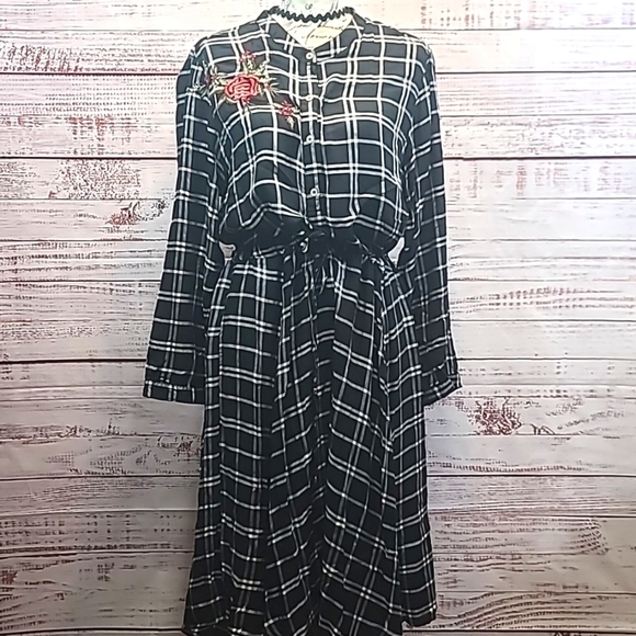 Lola P. Long sleeve embroidered shoulder plaid dress - Picture 1 of 11
